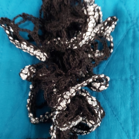 Women's Ruffle Scarf Homemade - Picture 3 of 3